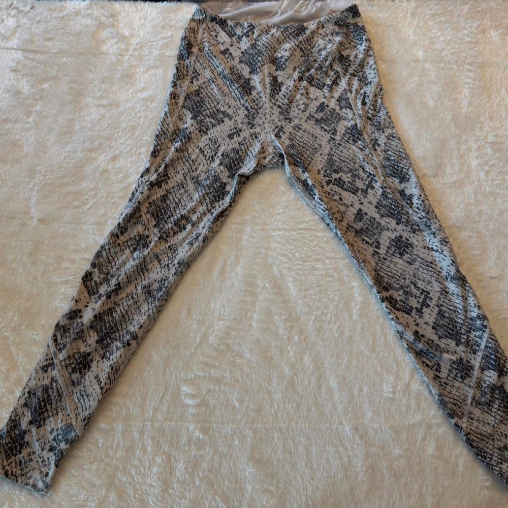 PINK Victoria's Secret Sport Gray Snakeskin Print Leggings Women Medium Active